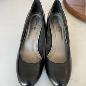 Low heel black shoes